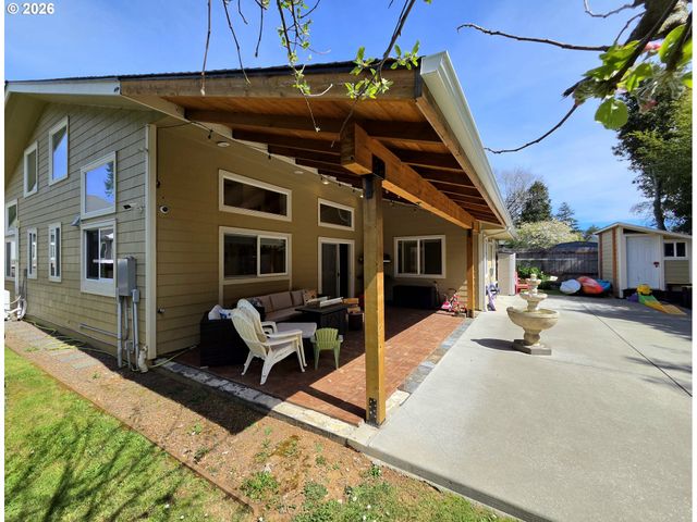 1006 RUTH Ln, Brookings, OR 97415