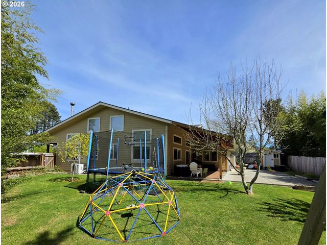 1006 RUTH Ln, Brookings, OR 97415