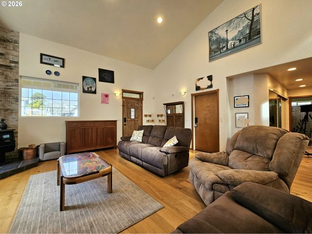 1006 RUTH Ln, Brookings, OR 97415