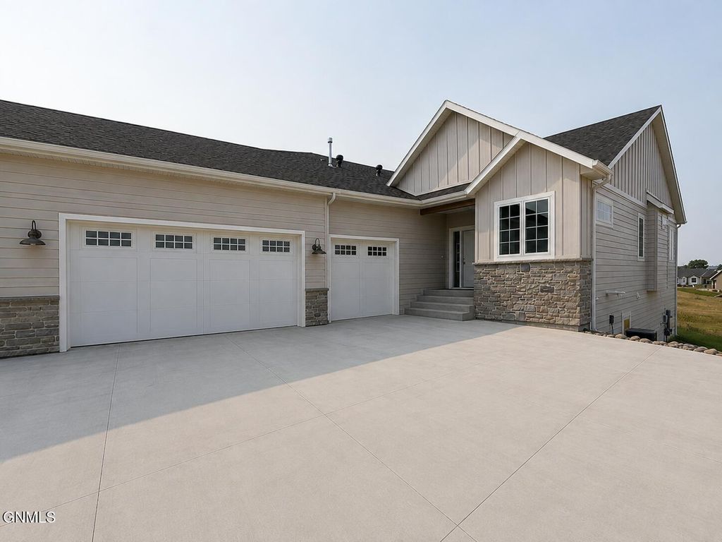 3701 Ridge Way, Bismarck, ND 58503 photo 2