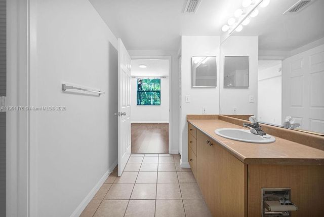 1900 Van Buren St 311B, Hollywood, FL 33020