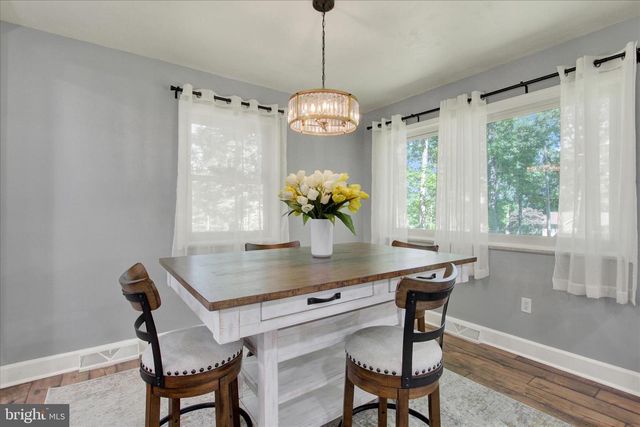30 HALLECK DR, East Berlin, PA 17316