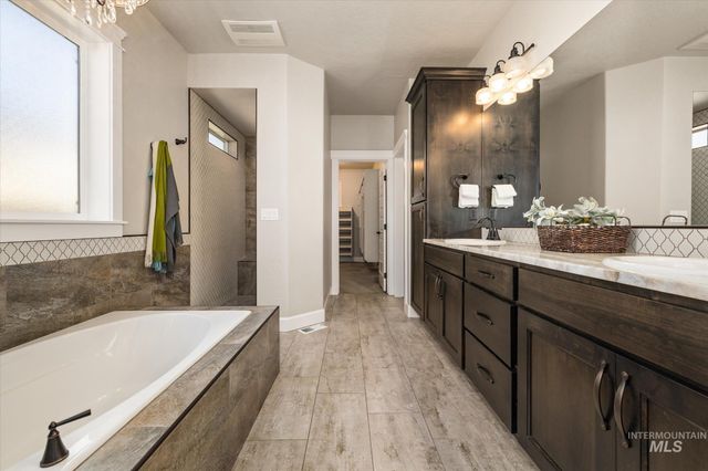 641 E Crest Ridge Dr, Meridian, ID 83642