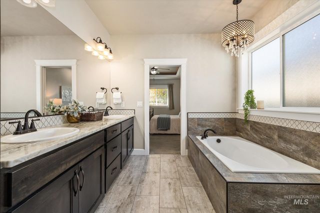 641 E Crest Ridge Dr, Meridian, ID 83642