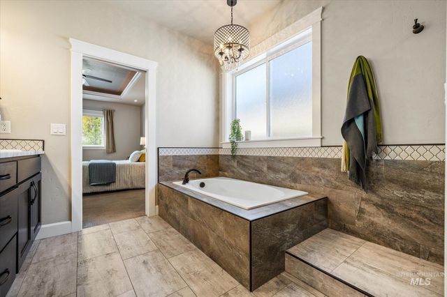 641 E Crest Ridge Dr, Meridian, ID 83642