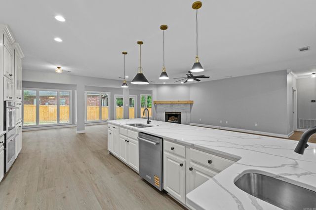 14 Aberdeen Dr, Little Rock, AR 72223