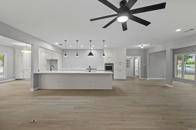 14 Aberdeen Dr, Little Rock, AR 72223