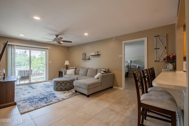 414 Wedgewood Circle 25, Belford, NJ 07718