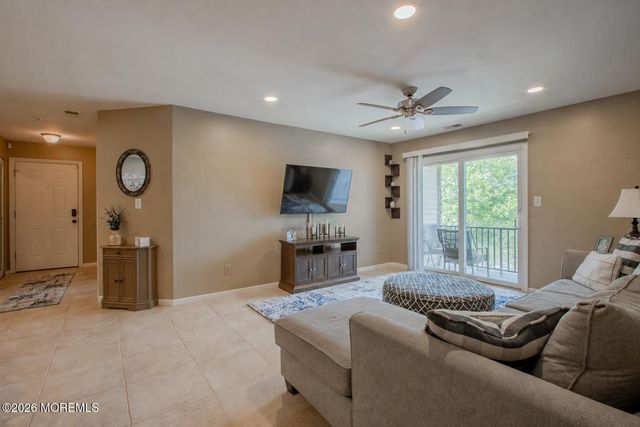 414 Wedgewood Circle 25, Belford, NJ 07718