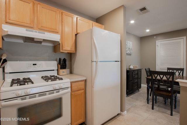 414 Wedgewood Circle 25, Belford, NJ 07718