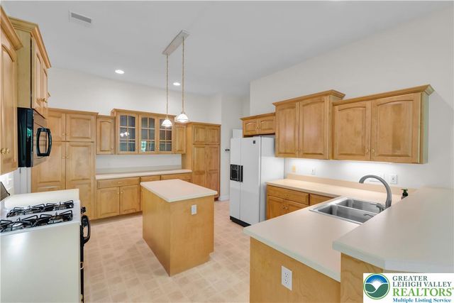 268 Jefferson Place, Lower Nazareth Twp, PA 18020