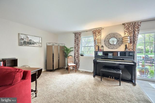 710 APPLE TREE LN, Mount Wolf, PA 17347