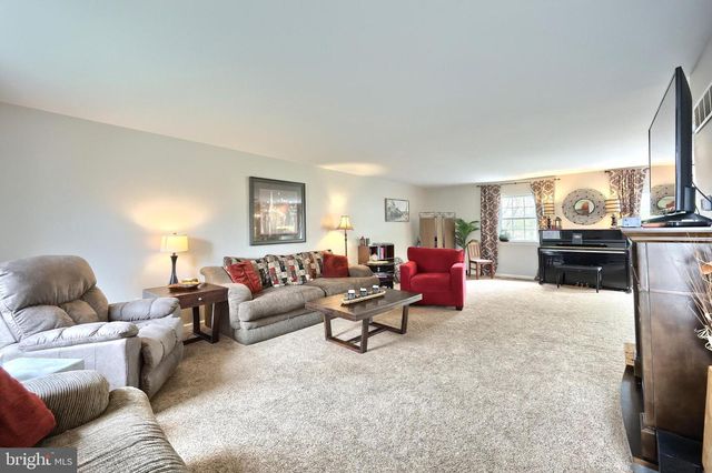 710 APPLE TREE LN, Mount Wolf, PA 17347