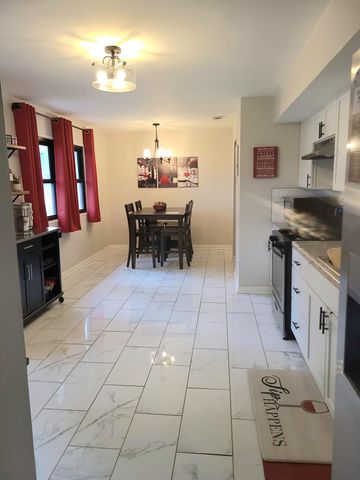 764 Timberline Pkwy, Valparaiso, IN 46385