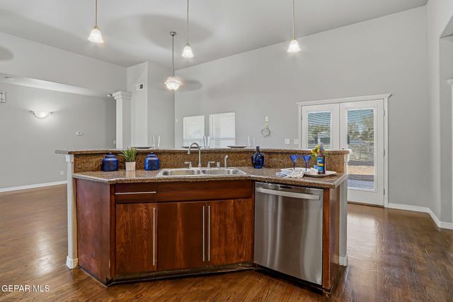 1045 MAXIMO Street, El Paso, TX 79932