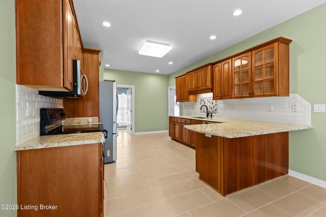 13809 High Trail Ct, Louisville, KY 40299