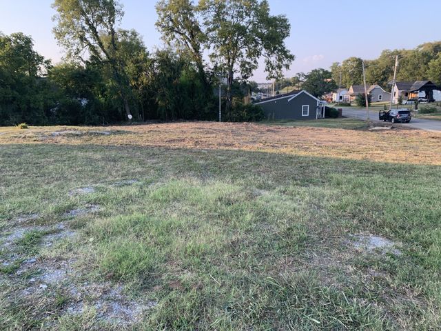 1124 Woodland St, Columbia, TN 38401