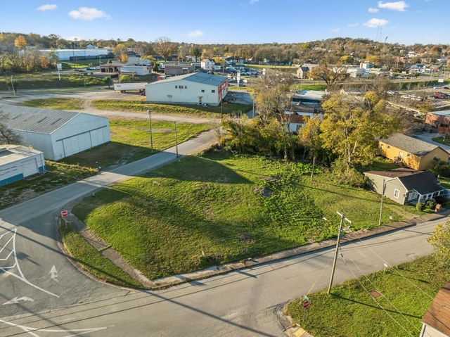 1124 Woodland St, Columbia, TN 38401