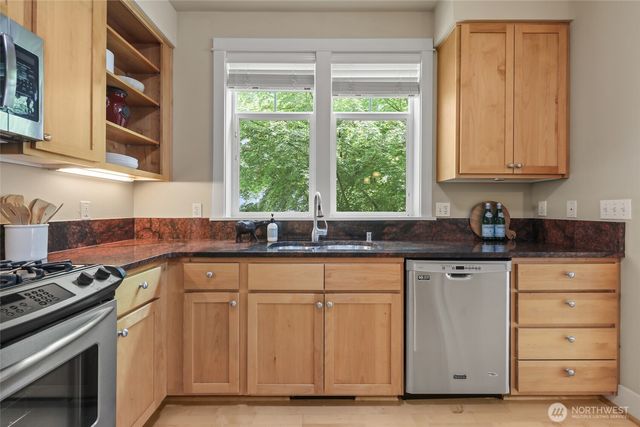 156 Hall Brothers Lp #102, Bainbridge Island, WA 98110