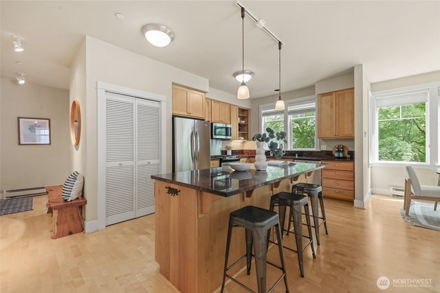 156 Hall Brothers Lp #102, Bainbridge Island, WA 98110