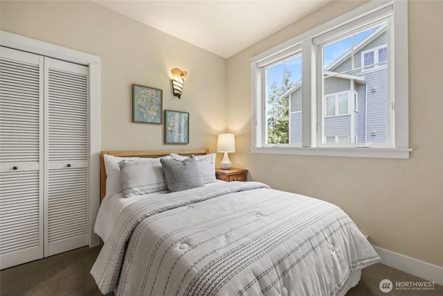 156 Hall Brothers Lp #102, Bainbridge Island, WA 98110
