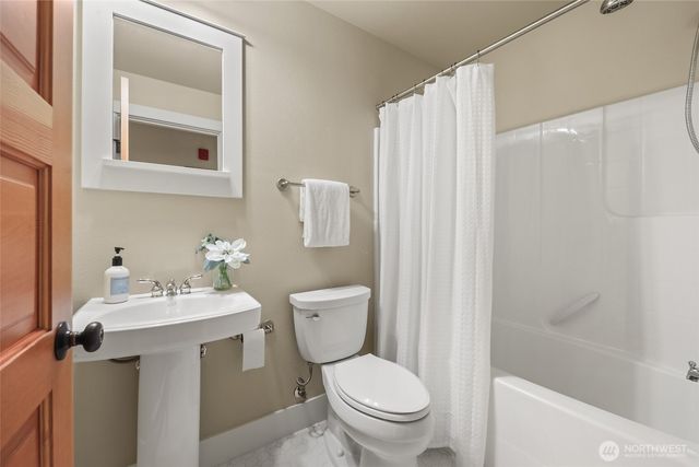 156 Hall Brothers Lp #102, Bainbridge Island, WA 98110