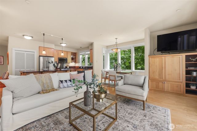 156 Hall Brothers Lp #102, Bainbridge Island, WA 98110
