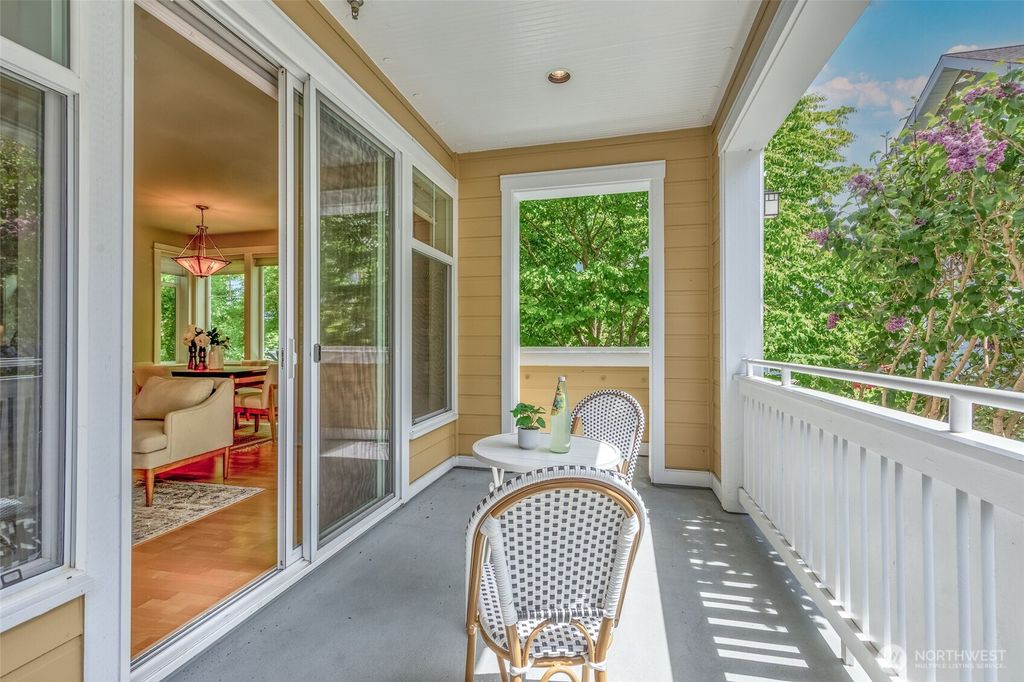156 Hall Brothers Lp #102, Bainbridge Island, WA 98110