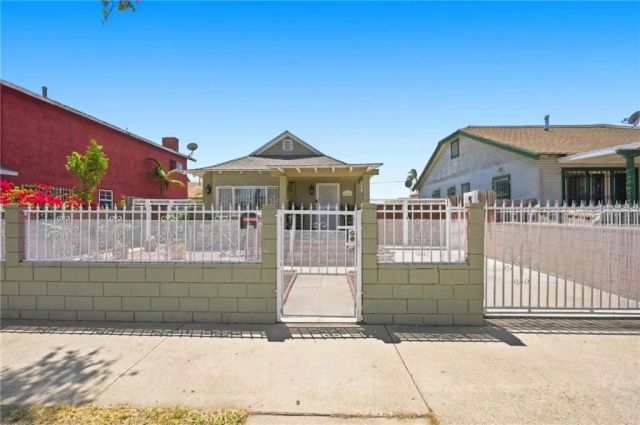 1100 W Gage Avenue, Los Angeles, CA 90044