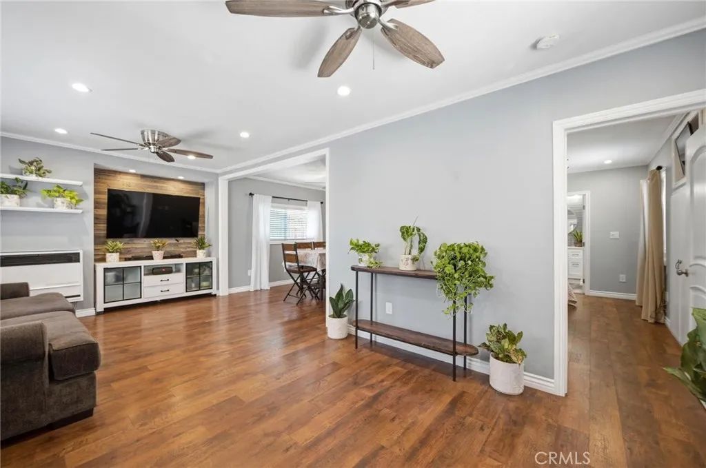 1100 W Gage Avenue, Los Angeles, CA 90044