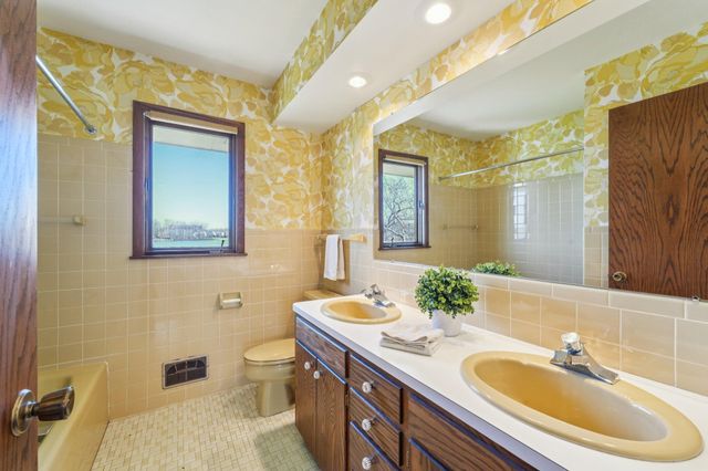 3921 Crystal Lake Boulevard, Robbinsdale, MN 55422