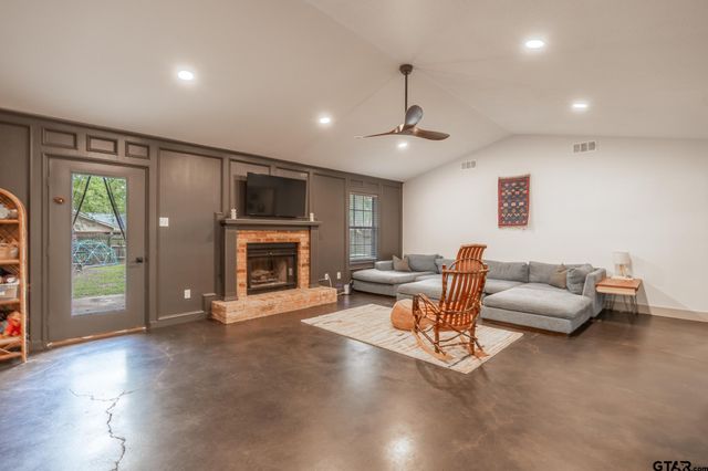 3698 Holly Ln, Flint, TX 75762