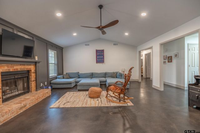 3698 Holly Ln, Flint, TX 75762