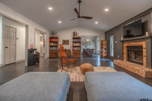 3698 Holly Ln, Flint, TX 75762