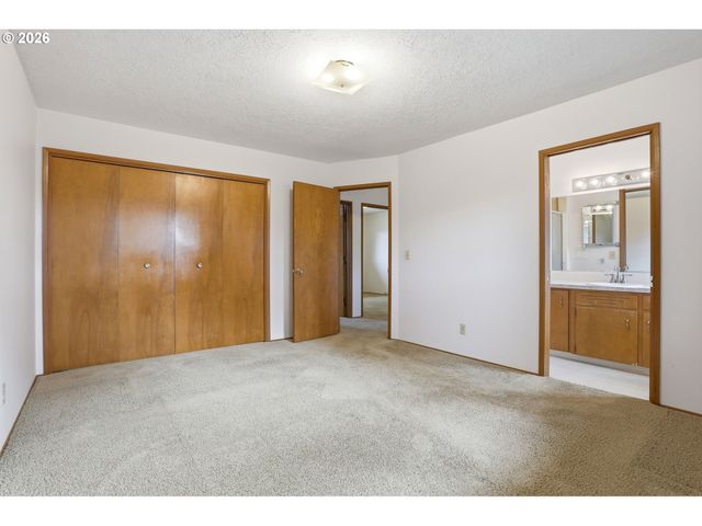 9925 Sw INEZ St, Portland, OR 97224