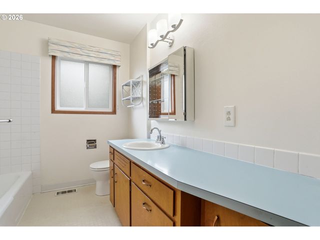 9925 Sw INEZ St, Portland, OR 97224