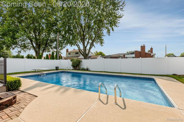 13438 Sebastian Drive, Warren, MI 48088