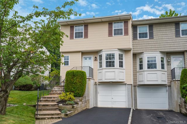 122 Woodlake Drive W, Woodbury, NY 11797