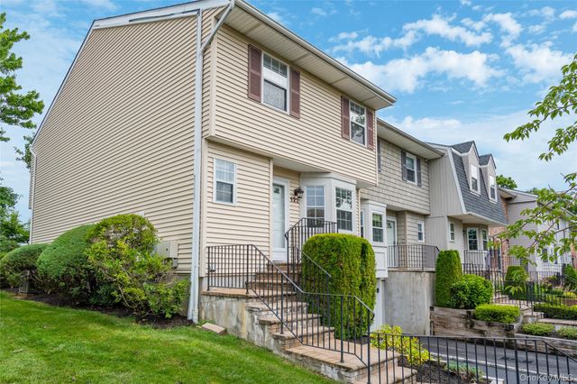 122 Woodlake Drive W, Woodbury, NY 11797