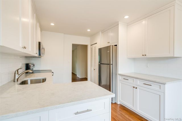 122 Woodlake Drive W, Woodbury, NY 11797