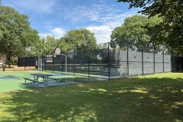 914 W St. James Street 1, Arlington Heights, IL 60005