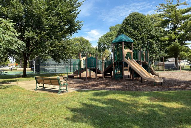 914 W St. James Street 1, Arlington Heights, IL 60005