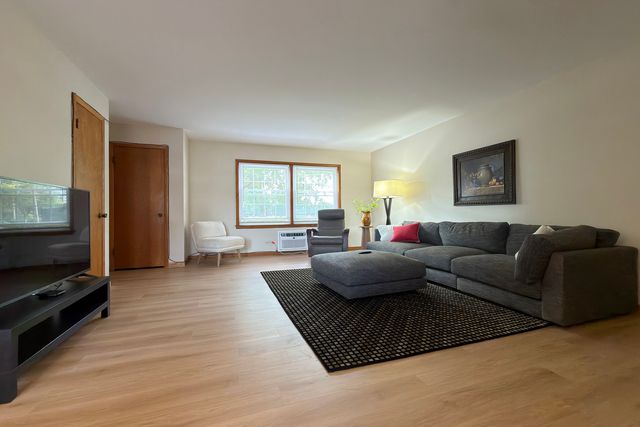 914 W St. James Street 1, Arlington Heights, IL 60005