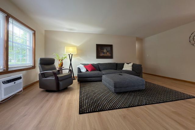 914 W St. James Street 1, Arlington Heights, IL 60005
