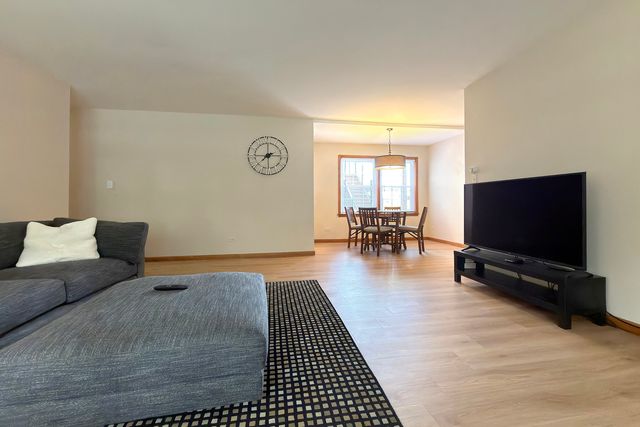 914 W St. James Street 1, Arlington Heights, IL 60005
