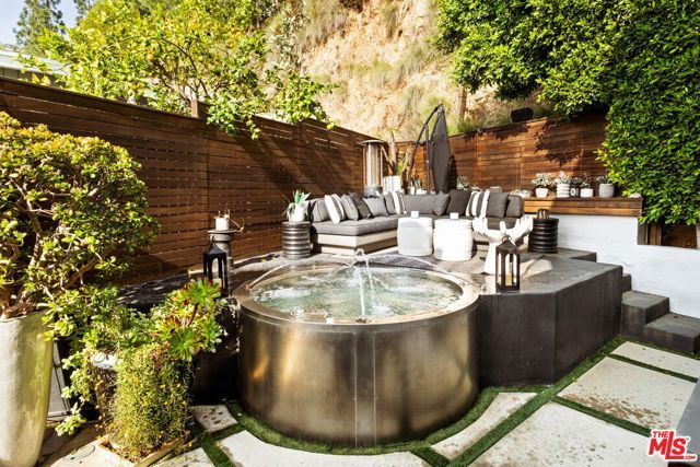 8289 Hollywood Boulevard, Los Angeles, CA 90069