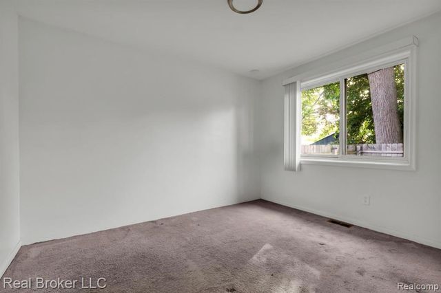 23407 Davey Avenue, Hazel Park, MI 48030