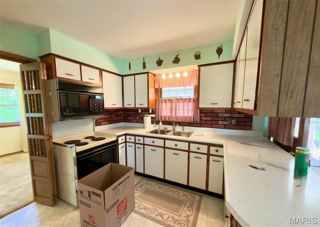 9817 Kimker Lane, Sunset Hills, MO 63127