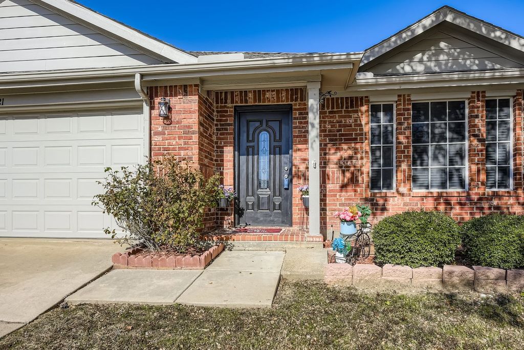 5121 Meridian Lane, Fort Worth, TX 76244