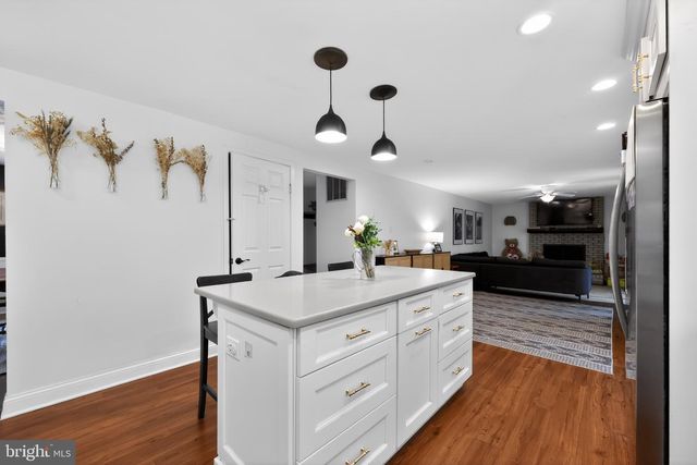 566 FAIRVIEW RD, Medford, NJ 08055